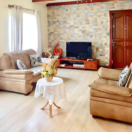 Spacious House In Flic En Flac With Shared Pool Екстер'єр фото