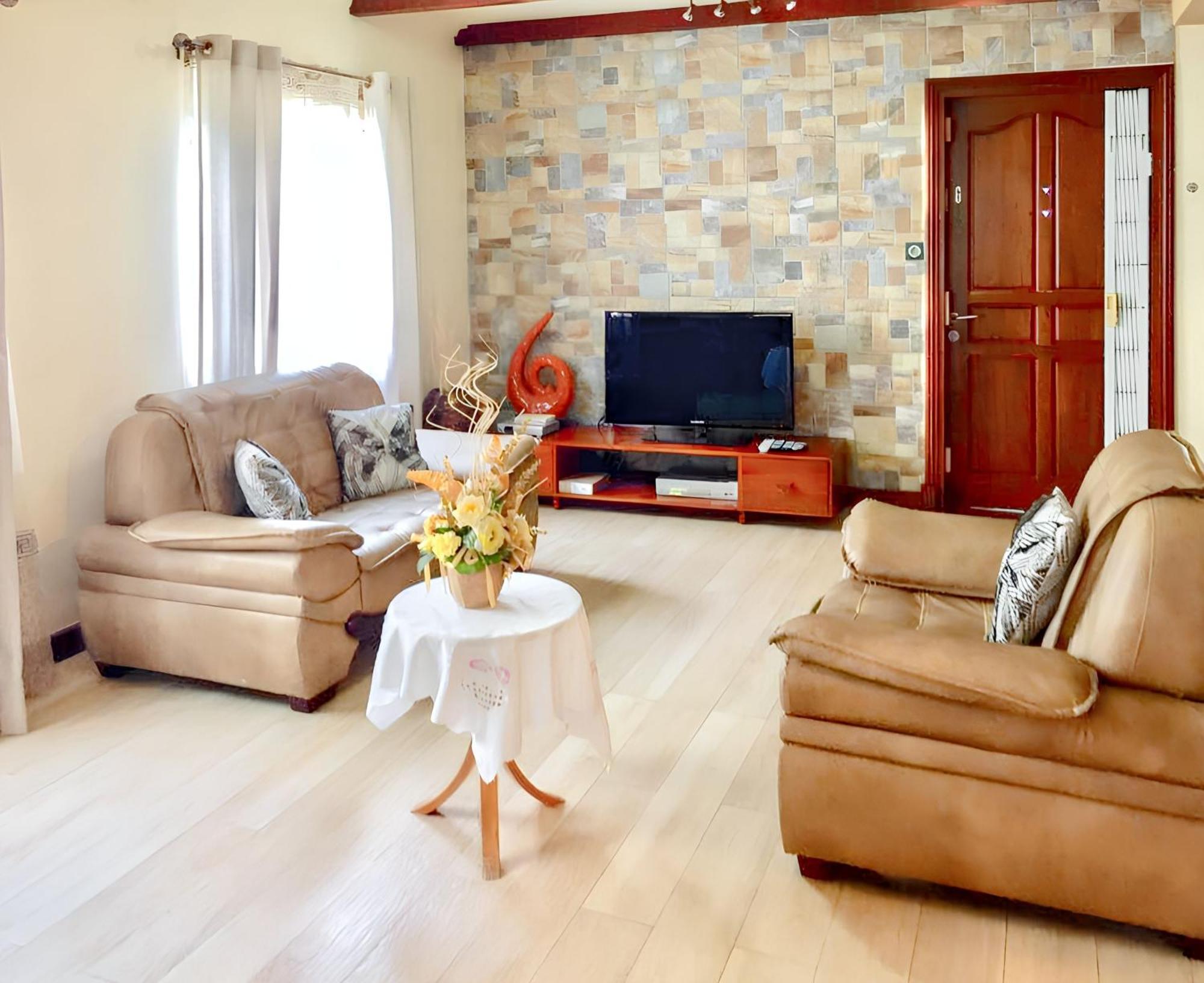 Spacious House In Flic En Flac With Shared Pool Екстер'єр фото