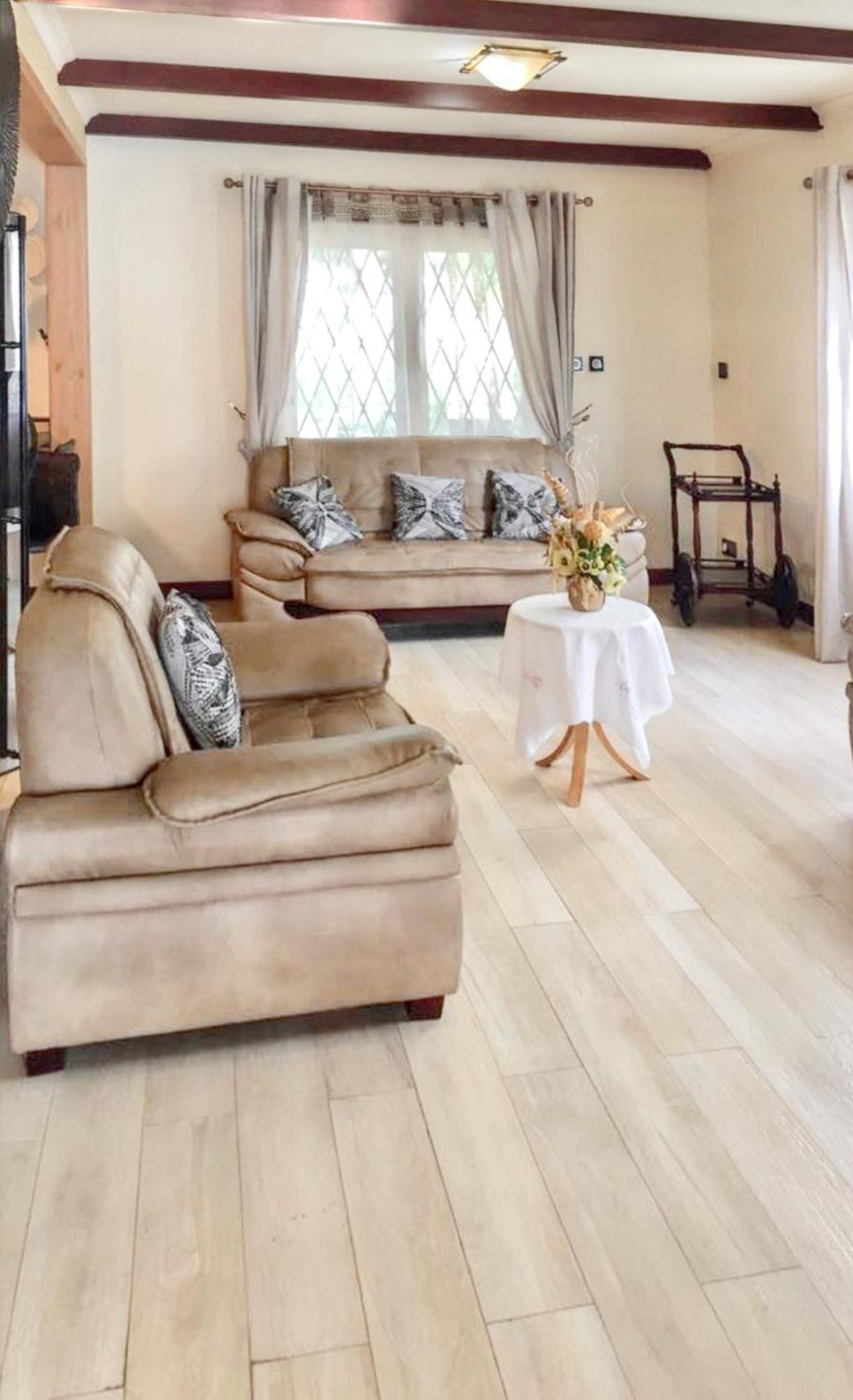 Spacious House In Flic En Flac With Shared Pool Екстер'єр фото